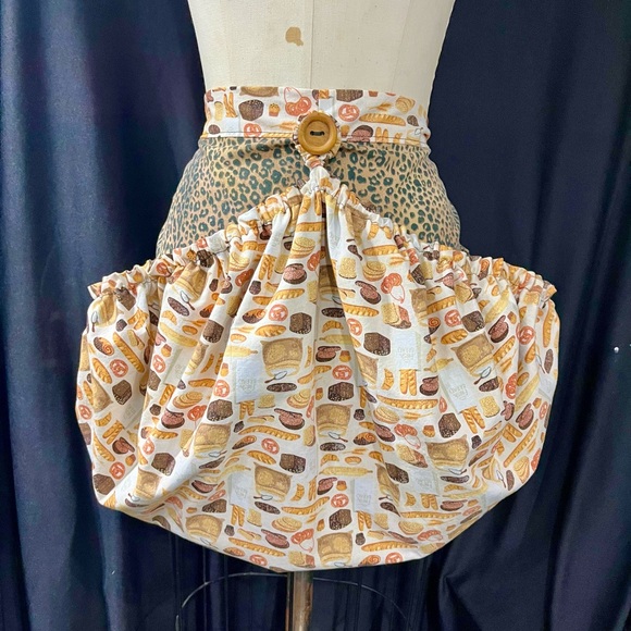 Retro Vintage 1940’s-Inspired Leopard & Bread Print Garden Harvest Apron - Picture 3 of 7